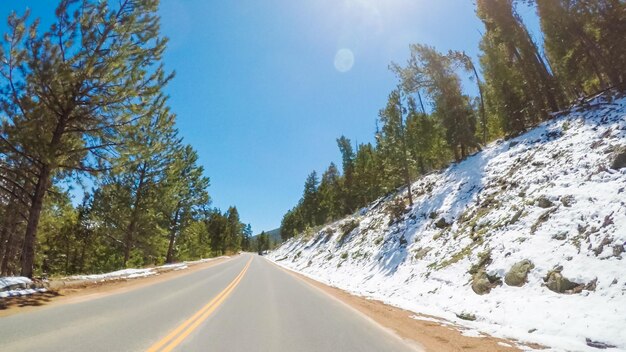 POV oogpunt -Rijden door Rocky Mountain National Park in de lente.