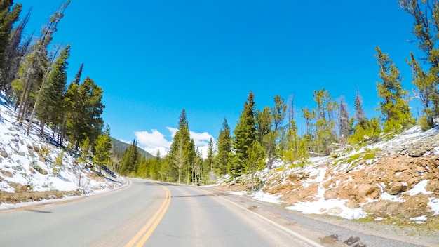 POV oogpunt -Rijden door Rocky Mountain National Park in de lente.