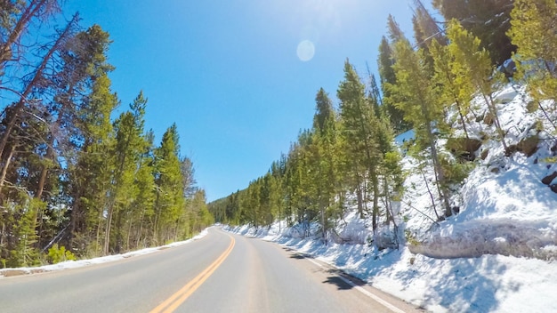 POV oogpunt -Rijden door Rocky Mountain National Park in de lente.