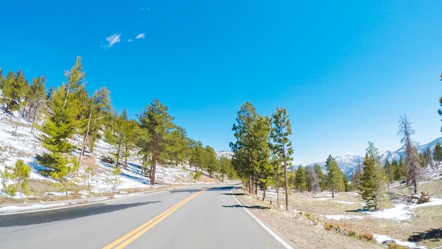 POV oogpunt -Rijden door Rocky Mountain National Park in de lente.