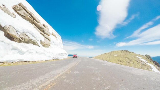 POV oogpunt - rijden op alpine weg van Mount Evans in de vroege zomer.