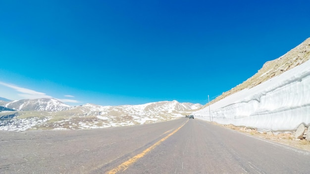 POV 관점 - 초여름에 마운트 에반스(Mount Evans)의 고산 도로에서 운전.