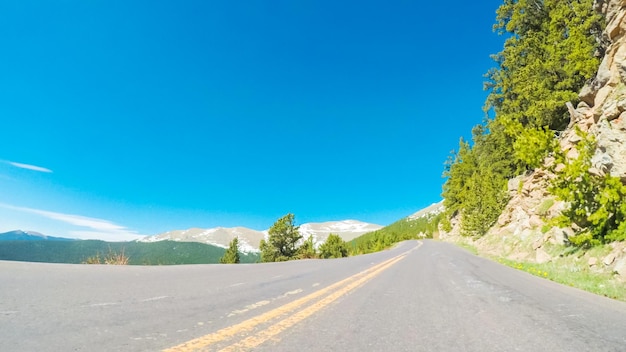 POVの視点-初夏のマウントエヴァンスの高山道路での運転。