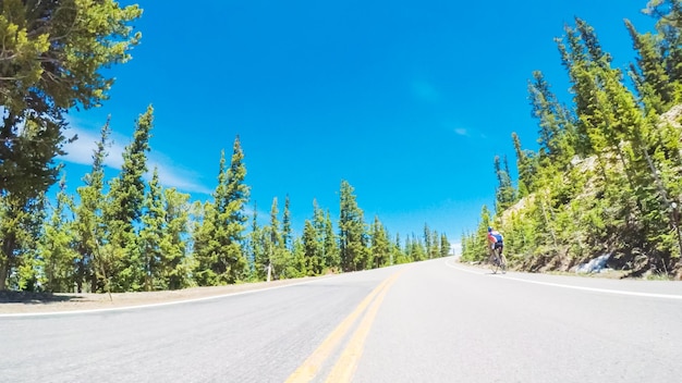 POVの視点-夏の山岳道路での運転。