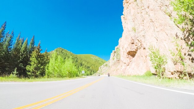 POVの視点-山の中の小さな道路を運転します。