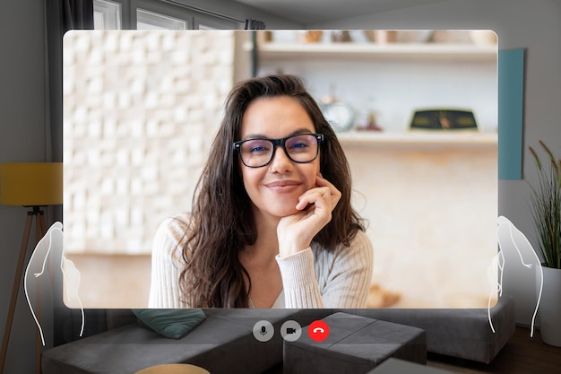 Foto schermo pov di una donna che fa videochiamate al chiuso guardando la telecamera