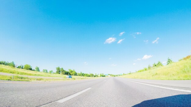 POV-standpunt - reizen naar het oosten op Interstate Highway 70.