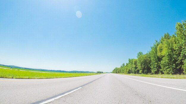 POV-standpunt - rijden naar het oosten op de Interstate Highway door Illinois.