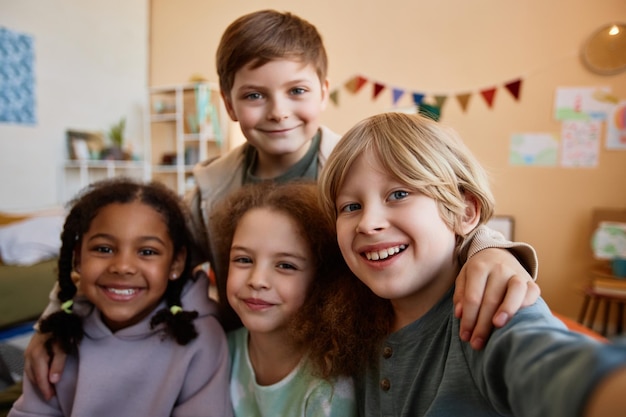 Pov van een groep gelukkige kinderen die samen een selfiefoto maken