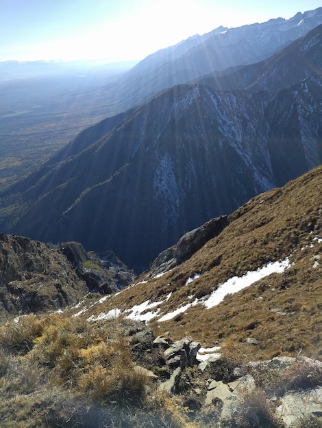 Povviewハイキング中の電話からの写真家族旅行山川の小川のそばの人々の環境スポーツ旅行家族