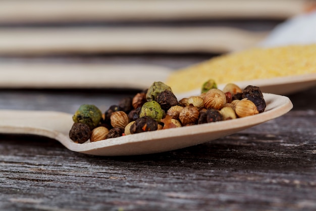 Photo powder spices on spoons in black wooden table