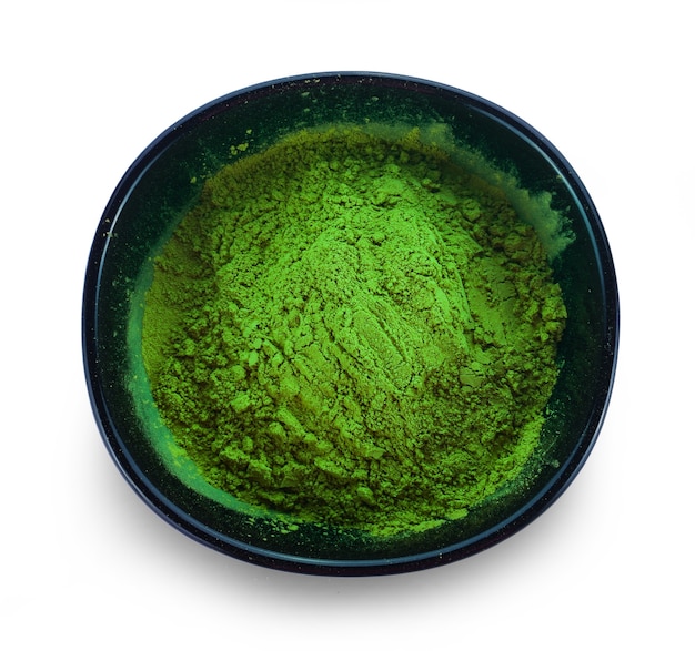 Tè verde matcha in polvere in una ciotola, isolato su bianco