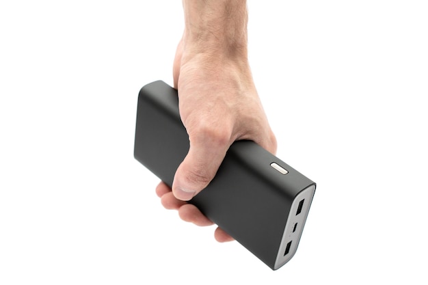 Foto power bank nella mano di un uomo isolato su sfondo bianco