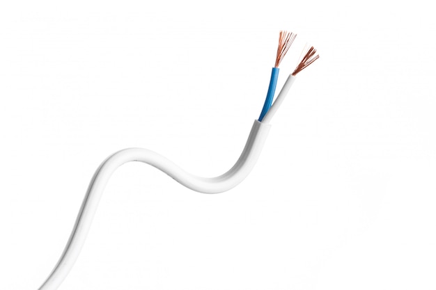 Силовые кабели электрические изолированные на белом