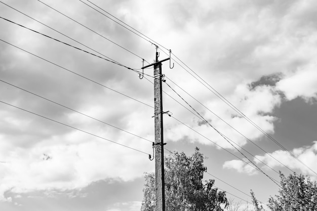 Электрический столб с линейным проводом на темном фоне крупным планом