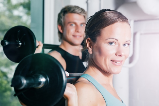 Ginnastica di potenza con bilancieri in palestra