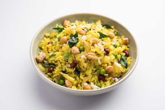 Power Kabuli Chana Poha of Protein Rich Choley Pohe, populair Maharashtrian, Indiaas ontbijtrecept, selectieve focus