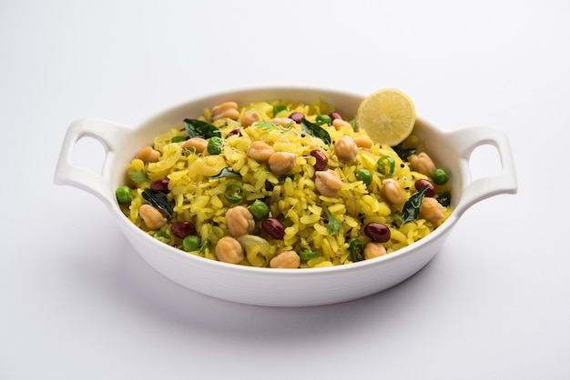 Power Kabuli Chana Poha of Protein Rich Choley Pohe, populair Maharashtrian, Indiaas ontbijtrecept, selectieve focus