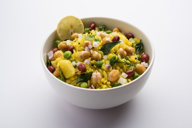 Power Kabuli Chana Poha of Protein Rich Choley Pohe, populair Maharashtrian, Indiaas ontbijtrecept, selectieve focus