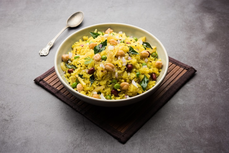 Photo power kabuli chana poha or protein rich choley pohe, popular maharashtrian, indian breakfast recipe, selective focus