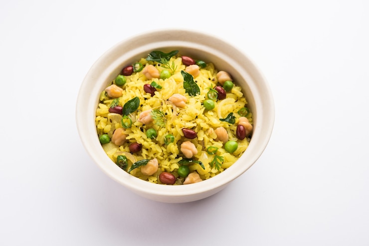 Photo power kabuli chana poha or protein rich choley pohe, popular maharashtrian, indian breakfast recipe, selective focus