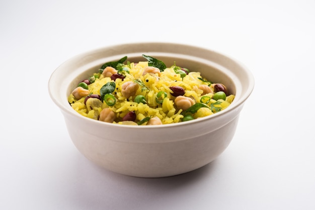 Power kabuli chana poha o choley pohe ricco di proteine, popolare maharashtrian, ricetta indiana per la colazione, messa a fuoco selettiva