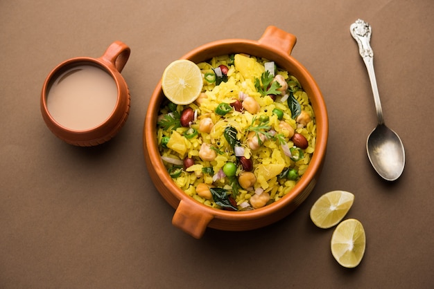 Power kabuli chana poha o choley pohe ricco di proteine, popolare maharashtrian, ricetta indiana per la colazione, messa a fuoco selettiva