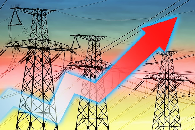 Foto linea elettrica e grafica freccia crisi energetica concetto di crisi energetica globale