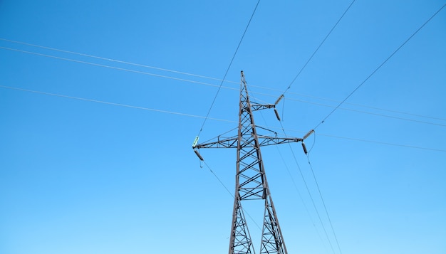 青い空の送電線。高電圧タワー