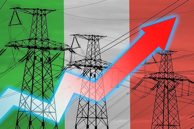 電力線とイタリアの国旗 エネルギー危機 世界的なエネルギー危機の概念