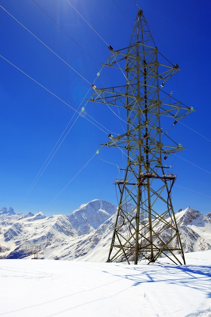 Linea elettrica in alta montagna. elbrus