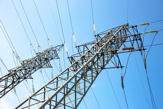 Поддержка линии электропередач с проводами для передачи электроэнергии Башня высоковольтной сети с проволочным кабелем на распределительной станции Энергетическая промышленность