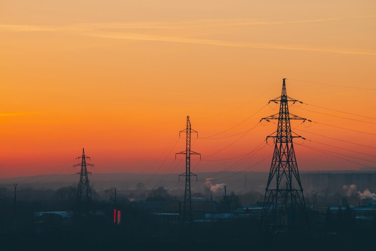 power-lines-city-dawn_102332-1284 L'Importance de la Fiabilité : Comment Enedis Assure un Approvisionnement Électrique Stable