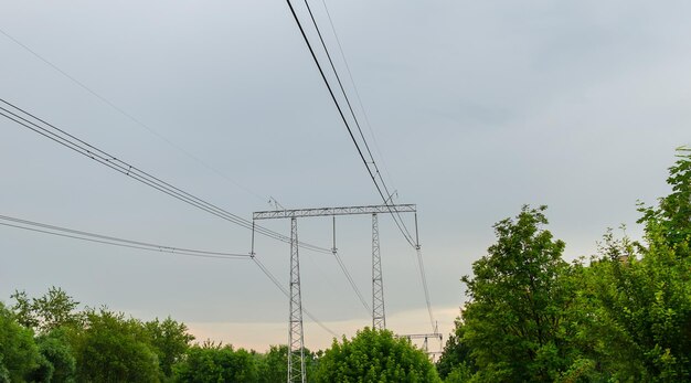 Линии электропередач в городе