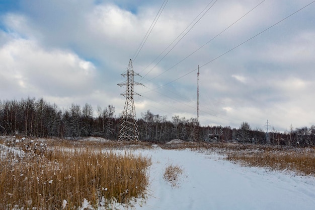 雪に覆われたフィールド モスクワ地域ロシアの電力線.