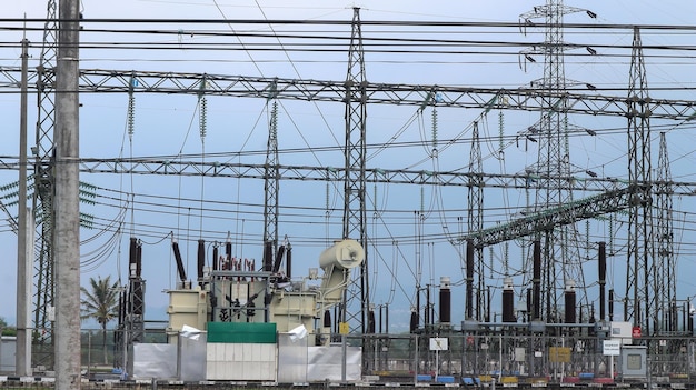 Photo power plant on the background of blue sky