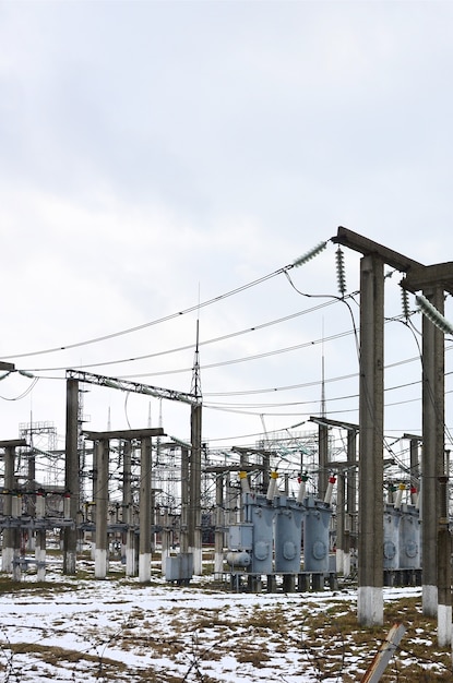 La centrale elettrica è una stazione di trasformazione. un sacco di cavi, pali e fili, trasformatori.