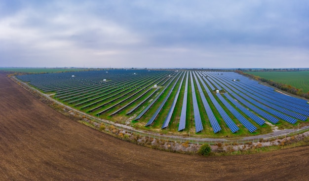 Centrale elettrica che utilizza energia solare rinnovabile e riprese aeree con droni