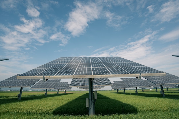 재생 가능한 태양 에너지를 사용하는 발전소