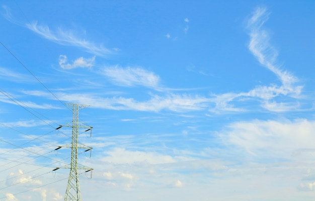 写真 曇った空に対して電力棒