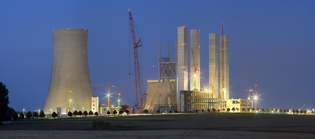 Photo power station construction site at night panorama