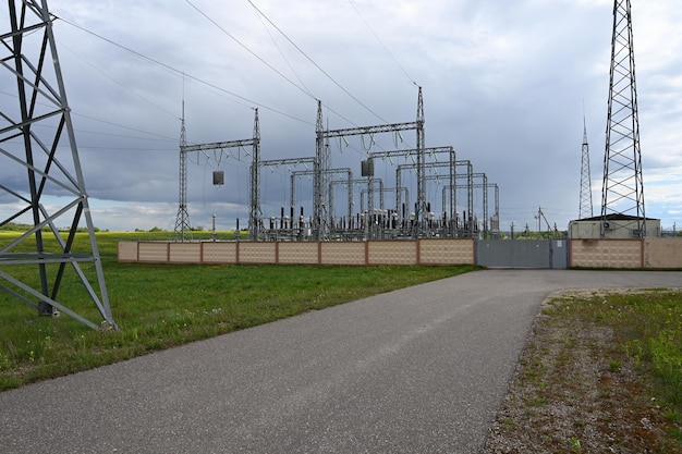 Foto centrale elettrica per la produzione di energia elettrica palo elettrico alta tensione e linee di trasmissione tralicci elettrici