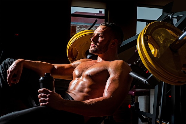 写真 パワーストレングスと健康的なライフスタイルスポーツ休憩時間疲れたスポーティーな男が男を訓練した後に休む