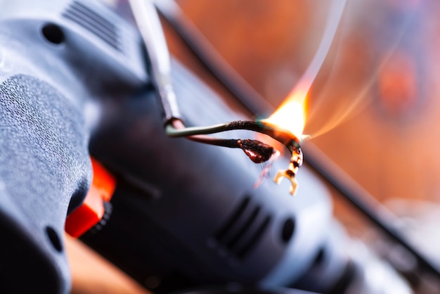 Foto riparazione di utensili elettrici. dettagli di apparecchi elettrici e strumenti di riparazione su un tavolo di legno in un'officina riparazioni.