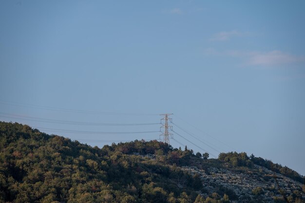 사진 푸른 하늘 아래 산에 전력 전송 장비