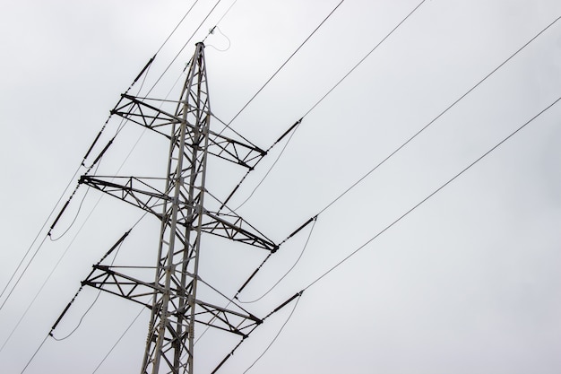 Power Transmission Line Op een bewolkte dag