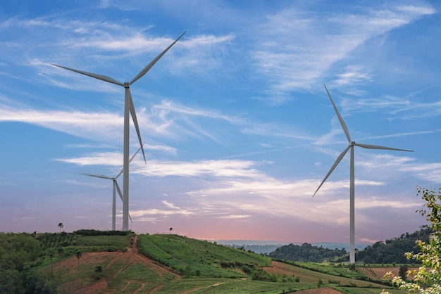 発電する風力タービンの力。クリーンエネルギーのコンセプトが世界を救う