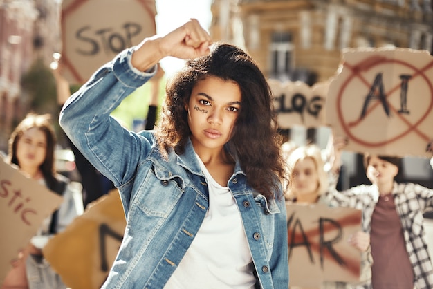 Foto il potere di una donna giovane e forte sta protestando per l'emancipazione femminile con