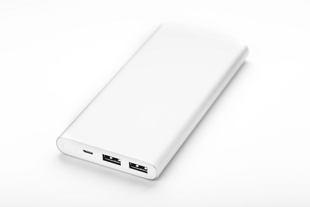 흰색 표면에 케이블로 모바일 장치를 충전하기위한 Powerbank