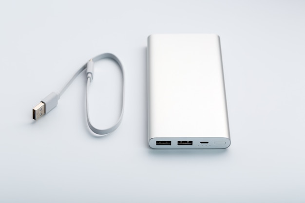 케이블로 모바일 장치를 충전하기위한 Powerbank